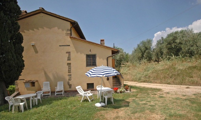 Romola Apartment | Cosy apartment for 6 guests with WIFI, pool and parking, close to Florence