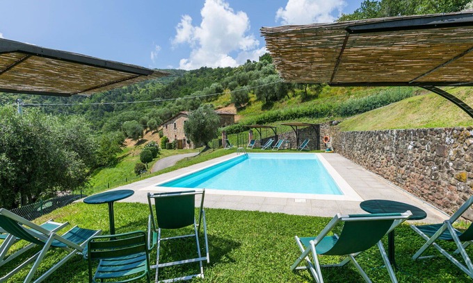 Pescia Apartment | Cosy apartment for 6 people with pool, WIFI, TV, patio and pets allowed