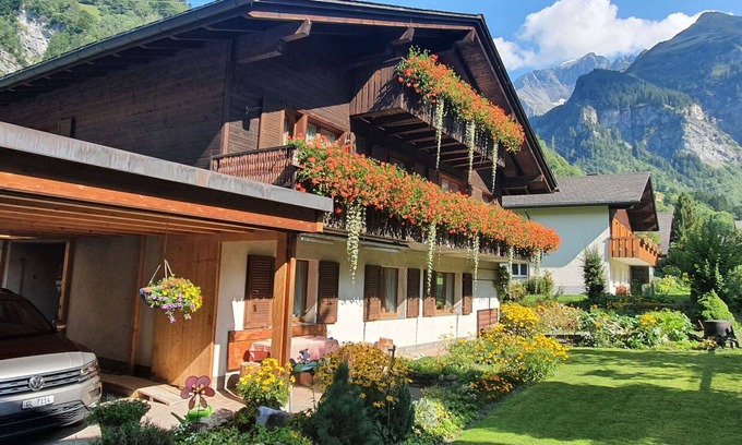Elm Apartment | Cosy apartment for 7 guests with WIFI, TV, patio, panoramic view and parking