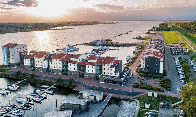 Zeewolde Apartment | Cosy apartment for 8 guests with WIFI, hot tub, pool, TV, balcony and parking