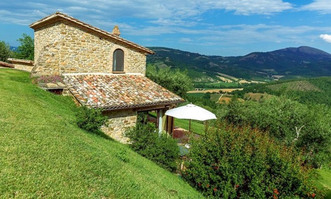 Umbertide Apartment | Cosy apartment for 8 people with pool, WIFI, A/C, TV, panoramic view and parking