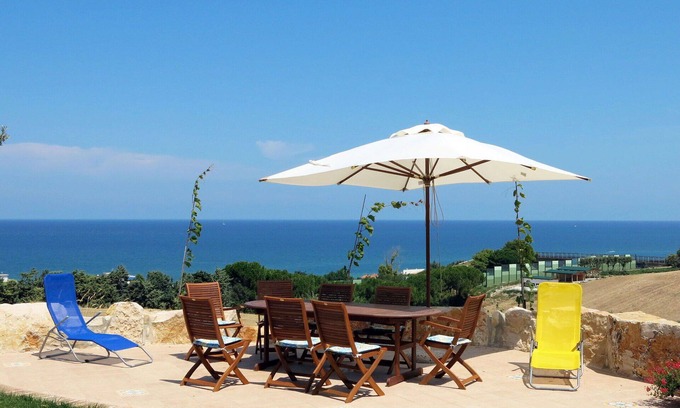 Termoli Apartment | Cosy apartment for 4 guests with A/C, WIFI, pool, TV, terrace and parking