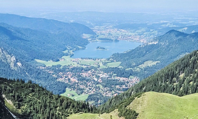 Schliersee House | Cosy apartment in villa for 5 guests with A/C, TV, terrace, pets allowed and parking
