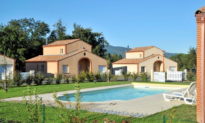 Pont-de-Larn House | Cosy apartment in villa for 8 guests with private pool, TV, terrace, pets allowed and parking