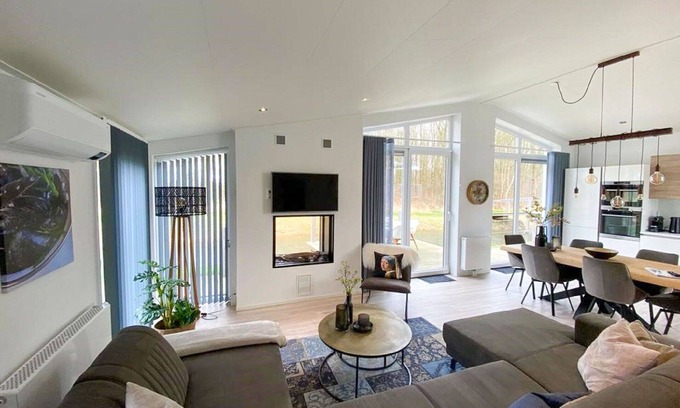 Wemeldinge House | Cosy apartment in villa for 2 people with WIFI, A/C, TV, patio and parking