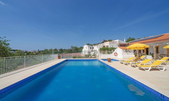 Mem Moniz House | Cosy apartment in villa for 3 people with A/C, pool, WIFI, TV, terrace and parking