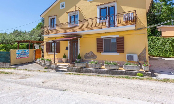 Lanciano House | Cosy apartment in villa for 9 guests with WIFI, A/C, TV, terrace and parking