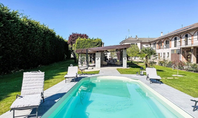 Castell'Alfero Apartment | Cosy apartment for 4 guests with WIFI, pool, TV, patio, pets allowed and parking