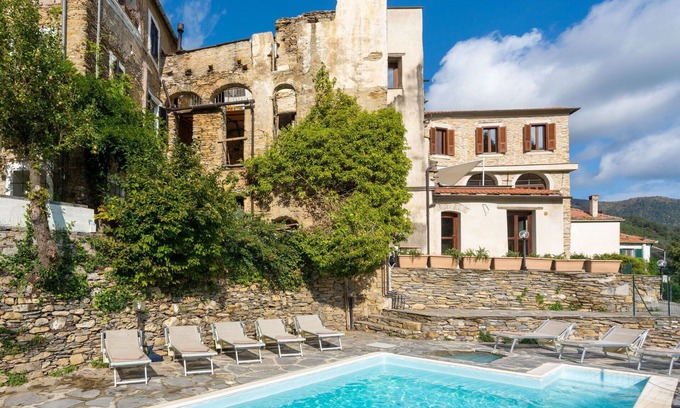 Novelli Apartment | Cosy apartment for 6 guests with WIFI, pool, patio, pets allowed, panoramic view and parking