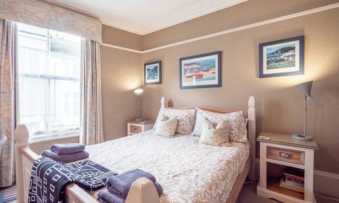 Dartmouth Bed & Breakfast | Cosy B&B with Parking Above Café Alf Resco