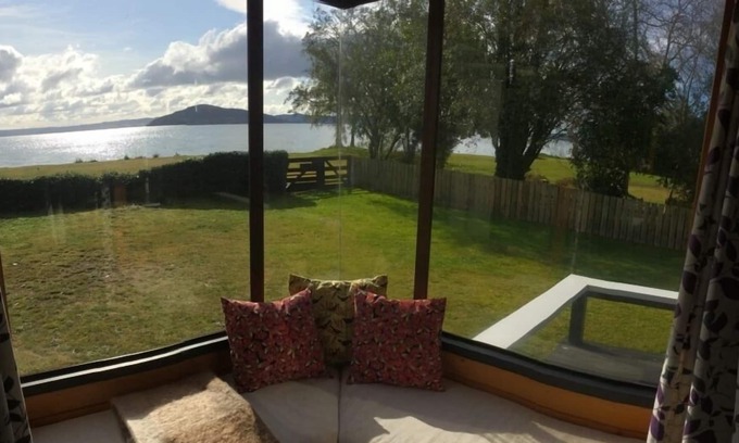Holdens Bay House | Cosy bach, stunning lakefront site, handy location
