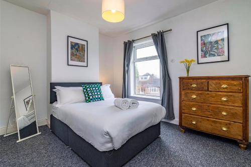 Bramcote House | Cosy Beeston Cottage - Sleeps 4