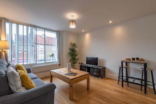 Newbury Apartment | Cosy & Bright 2 Bedroom Apartment in Newbury Town Centre - SLEEPS 7