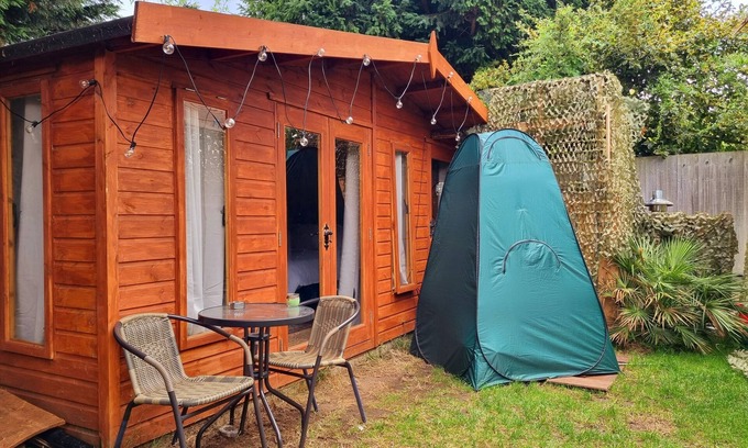 Newbury Park Cabin | Cosy Cabin Free Parking near Central London NO ULEZn