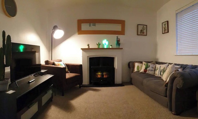Paisley Apartment | Cosy Cactus Flat Paisley UWS UNI Glasgow Airport
