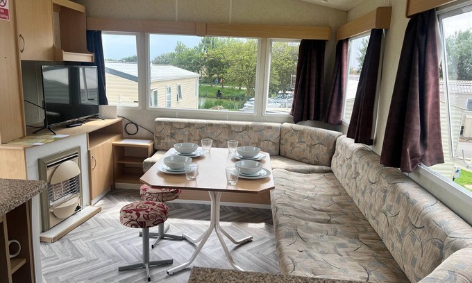 Winestead House | Cosy caravan with free WiFi at Sand le Mere Holiday Park, ref 71009R