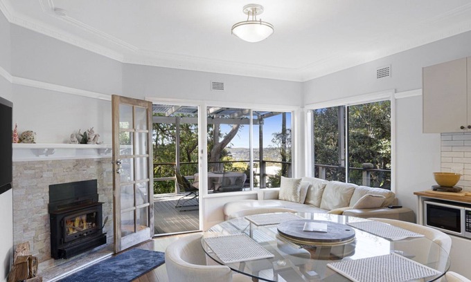 Macmasters Beach House | Cosy coastal cottage with AC and walking distance to beach