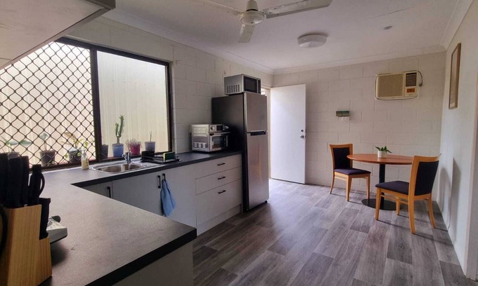 Condon Cabin | Cosy & Convenient: pools, shops, uni, hospital