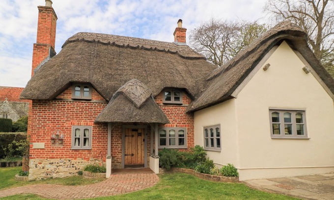 Salisbury Cottage | COSY COT, pet friendly, character holiday cottage in Salisbury