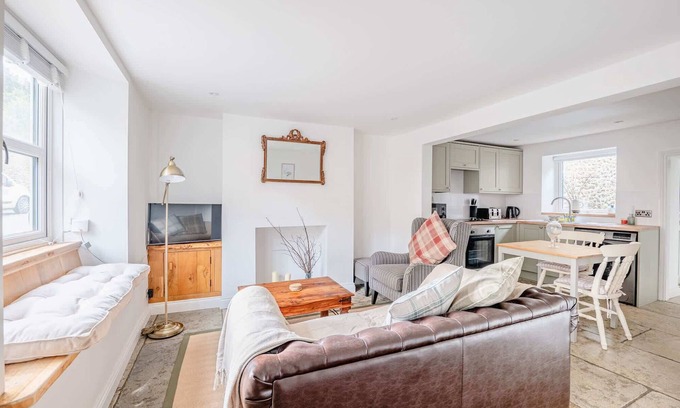 Yeovil House | Cosy Cottage in Crewkerne, Free on Street Parking
