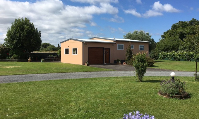 Ngongotaha Cottage | Cosy cottage in peaceful garden setting - just a minute's walk to Lake Rotorua
