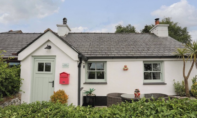 Menai Bridge Cottage | COSY COTTAGE, pet friendly, with open fire in Menai Bridge