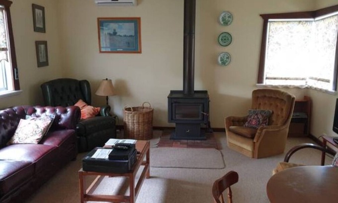 Walpole House | Cosy Cottage with a View