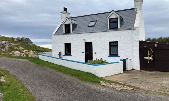 Oldshoremore Cottage | Cosy cottage with garden, just a five minute walk from stunning Polin beach
