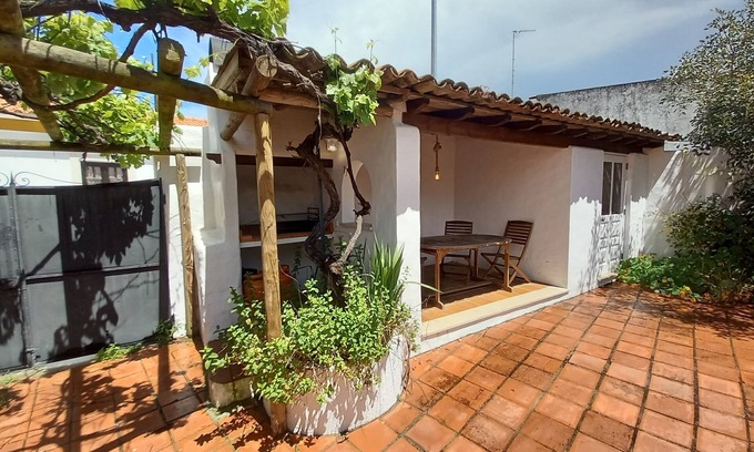 Obidos House | Cosy cottage with private courtyard. Very close to the medieval town, Obidos.
