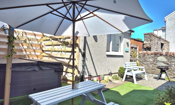 Kilmun Cottage | Cosy Cottage with water views, Close to town centre. Hot tub. Pet friendly.