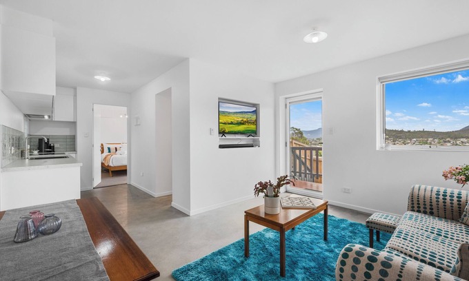 Lindisfarne Apartment | Cosy Cottesloe - 2 Bedroom Unit - Free Parking - Lindisfarne