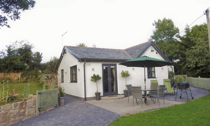 Flint House | Cosy country cottage with outdoor bathing
