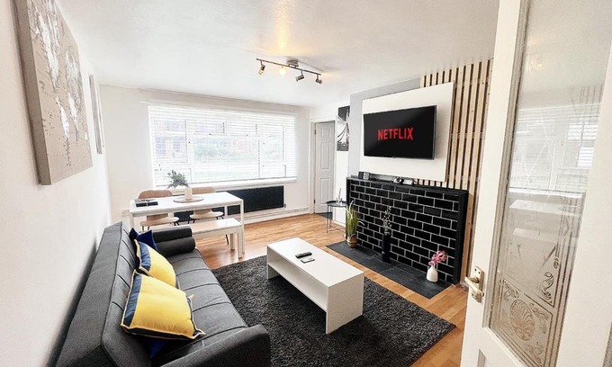 Broad Green Apartment | Cosy Croydon Apt Sleeps 5