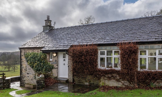 Graythwaite Cottage | Cosy Dove Cottage with Woodfired Hot tub