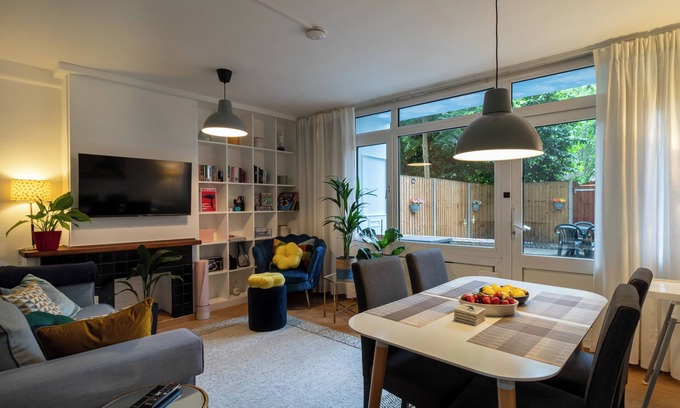 Whitechapel Apartment | Cosy Family Retreat with Garden & Workspace