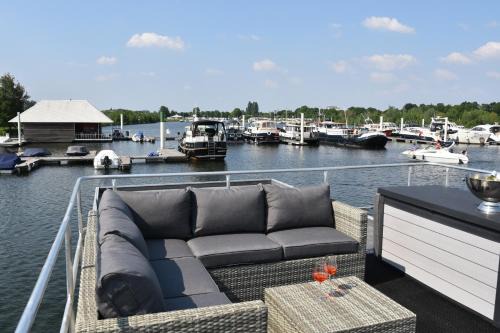Heugum House | Cosy floating boatlodge, "Paris"