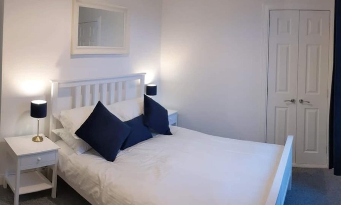 Dunfermline Apartment | Cosy, fully equipped ground floor apartment (124)