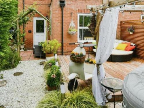 Rawcliffe Apartment | Cosy Garden Flat, Private Hot Tub & Four Poster Bed
