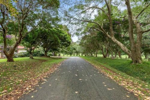 Mount Tamborine Apartment | Cosy Golf Course Retreat in Tamborine Mountain with Wifi & Aircon