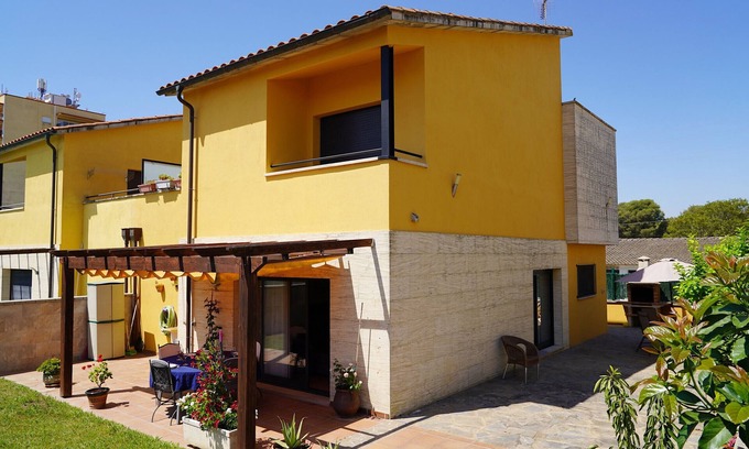 Sant Pere Pescador Ski Chalet | Cosy holiday home close to the beach