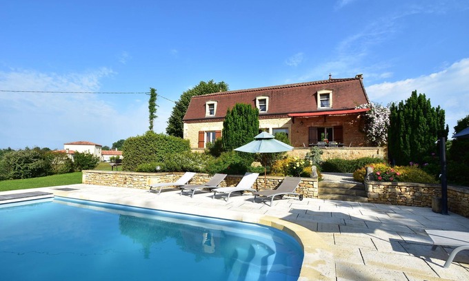 Coux-et-Bigaroque-Mouzens House | Cosy holiday home with swimming pool