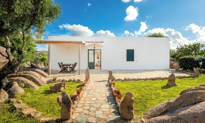 Cannigione House | Cosy House in Cannigione with Terrace, Mountain Views