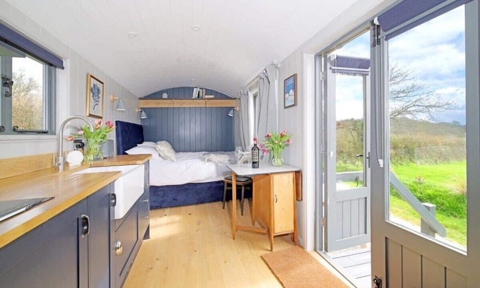 Sidmouth Cabin | Cosy Hut w/Sea Views & Outdoor Shower