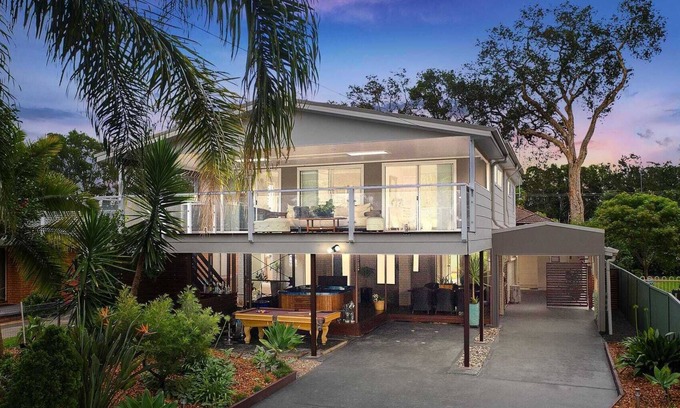 San Remo House | Cosy Lake-view Retreat w Spa, Nearby Beaches & Shopping