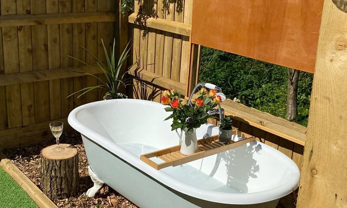 Ventnor Cabin | Cosy lodge with an outdoor bath on the Isle of Wight.