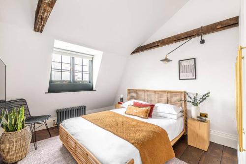 Angel Apartment | Cosy Loft Apartment - minutes from Angel Tube St.