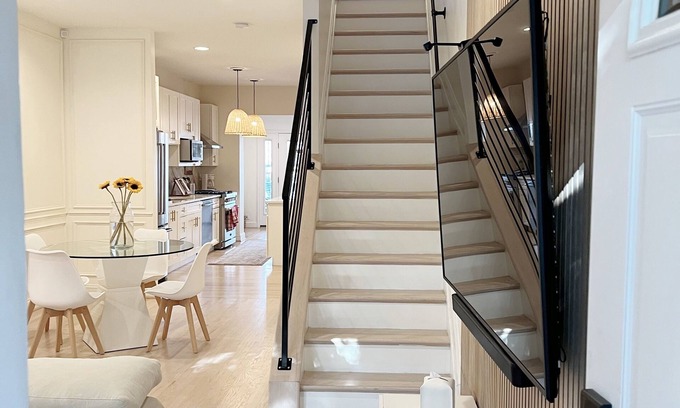Downtown Baltimore House | Cosy Modern Smart Row Home - Chefs Kitchen