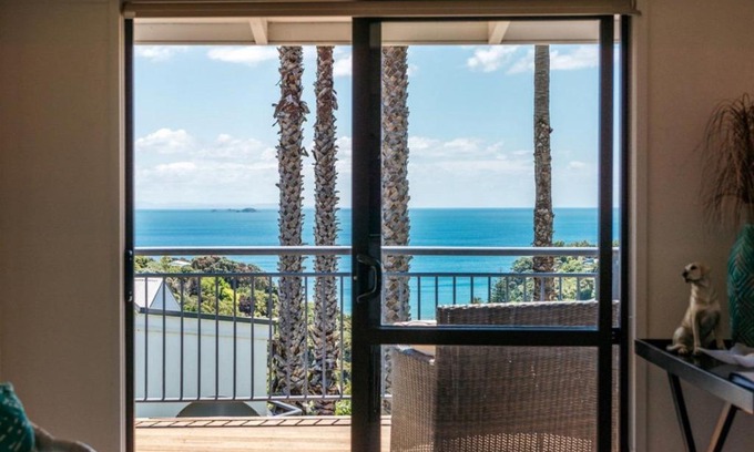 Palm Beach Villa | Cosy Palm Beach Cottage with Spectacular Seaviews