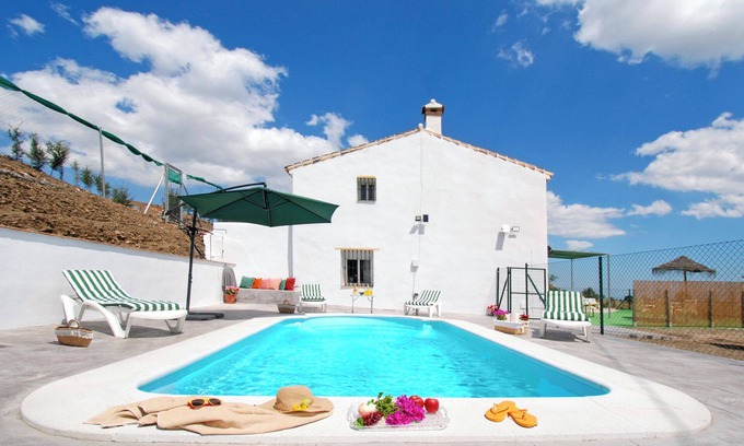 Comares Villa | Cosy Poolside Escape for Four. Salt-filtered pool. Breathtaking views.