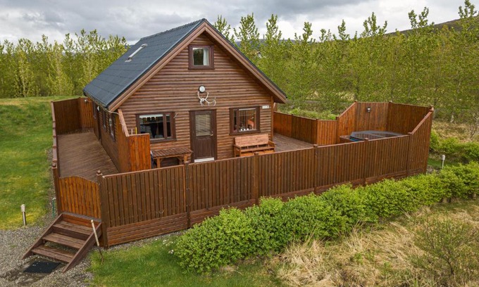 Saurbaer Ski Chalet | Cosy Retreat Home with Jacuzzi